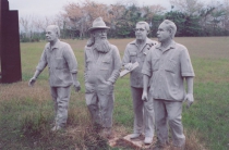 Estatuas semovientes de Alea, Birri, García Márquez y García Espinosa en Escuela de San Antonio de Los Baños (Cuba)